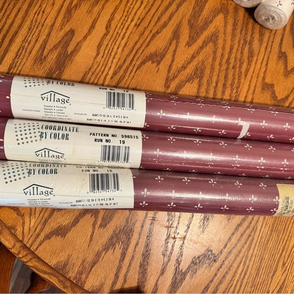 1-roll Village pre-pasted double roll wallpaper maroon Red & White - Picture 3 of 3